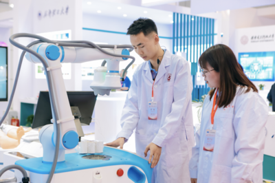 能手術、會艾灸 人工智能醫療機器人亮相成都，引領智能醫療新浪潮